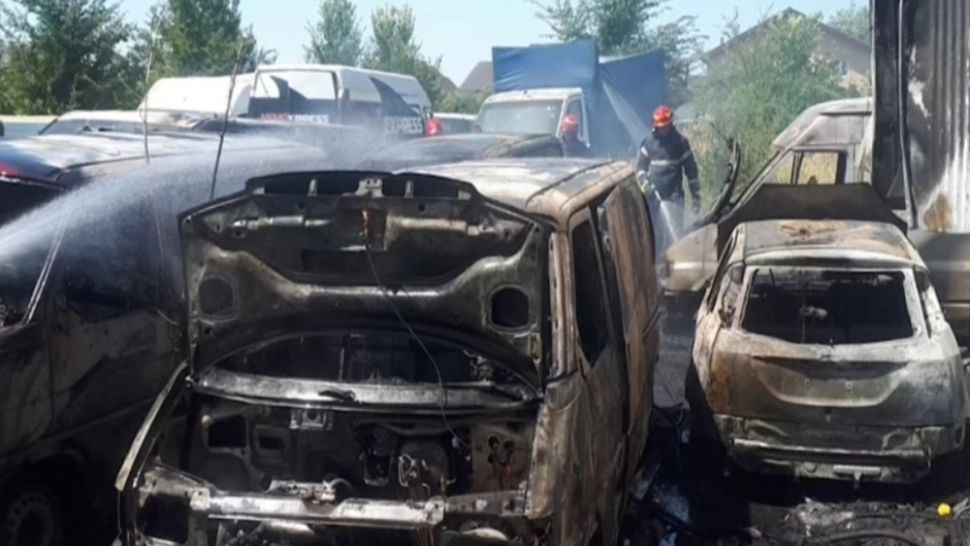  Firmă de curierat, în flăcări. Focul s-a extins și la o reprezentanță auto 