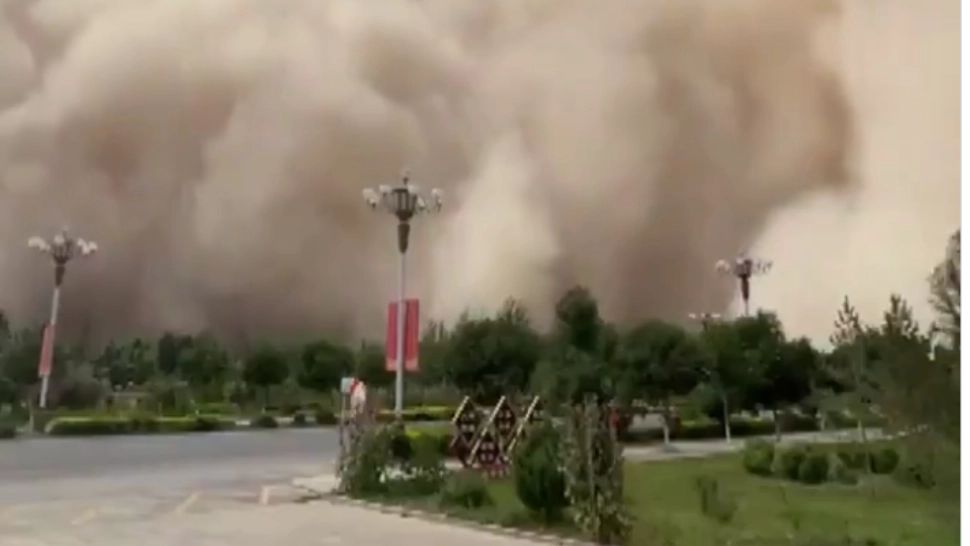 Oraș înghițit de o furtună de nisip - Imagini APOCALIPTICE din China VIDEO 