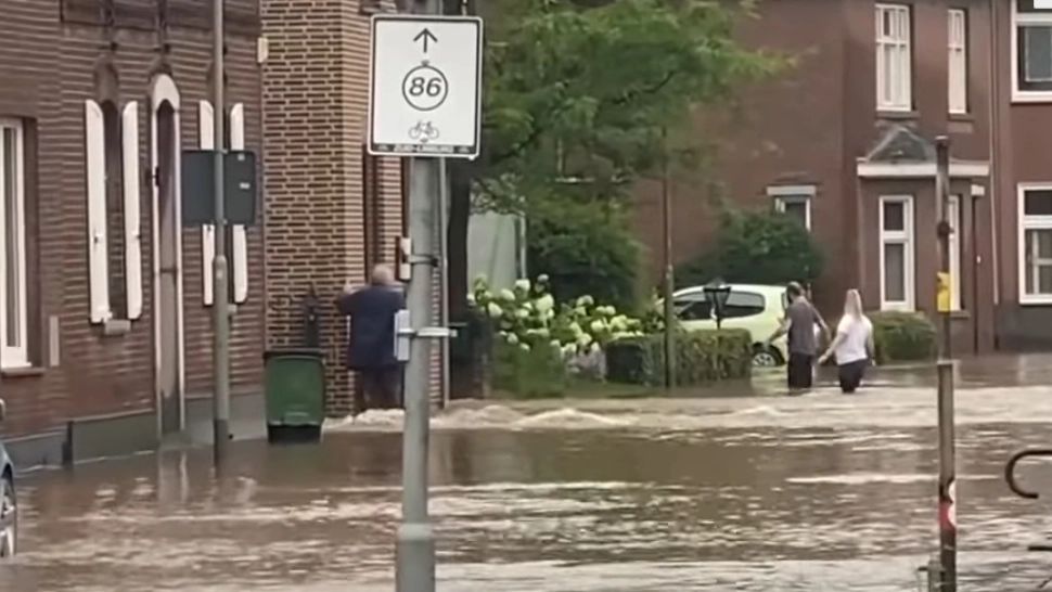 VIDEO Dezastru în Europa: Peste 100 de MORȚI și 1.000 de DISPĂRUȚI după inundațiile masive - mașini luate de ape, case distruse