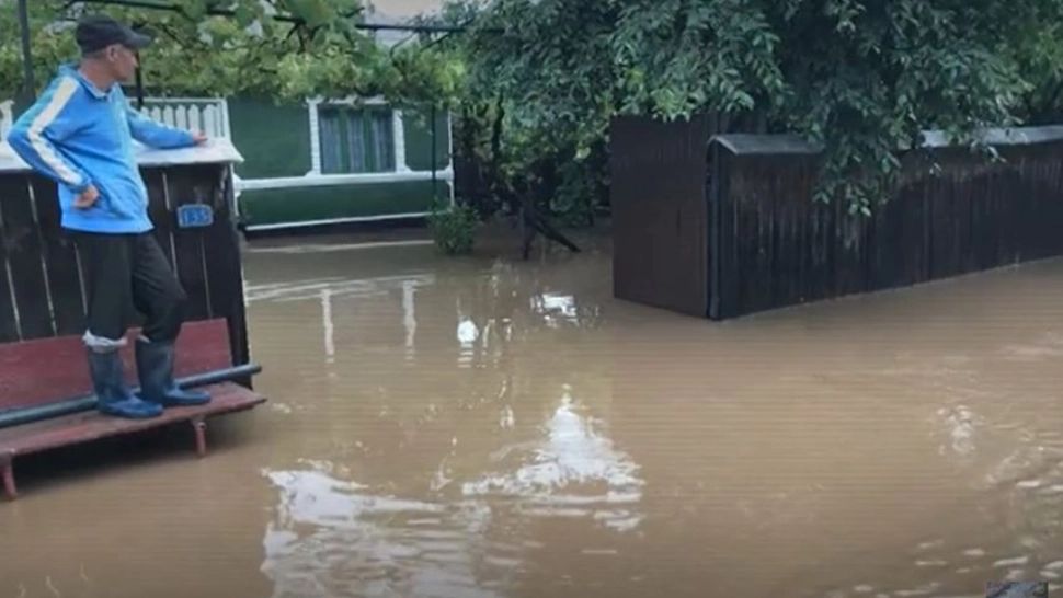 VIDEO - Inundații devastatoare în Neamț - Zeci de case inundate, oameni evacuați