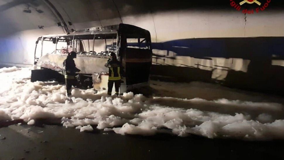 VIDEO | Un șofer a ajuns eroul Italiei. A salvat 25 de copii din autobuzul cuprins de flăcări