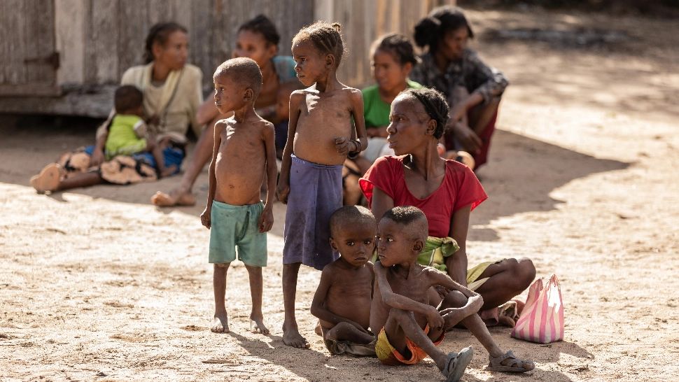 ALERTA EXTREMĂ: Madagascar, lovită de foamete din cauza secetei, copiii sunt victime sigure 