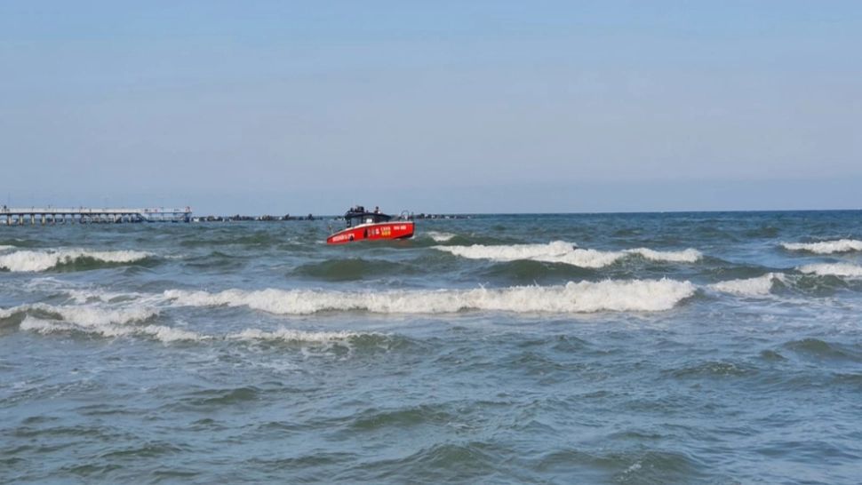  Descoperire macabră în mare, la 2 Mai - O persoană decedată a fost scoasă din valuri