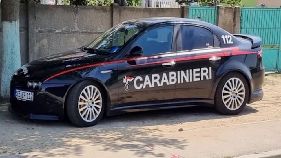 Oltenii cu mașină de CARABINIERI, căutați de Poliție
