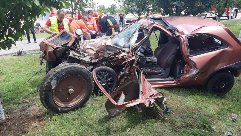 FOTO Accident ÎNGROZITOR în județul ARAD: 2 oameni au murit pe loc după ce s-au izbit cu mașina de un tractor
