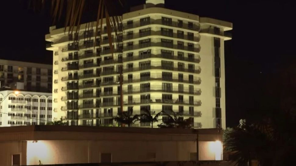 VIDEO | Imobilul parţial prăbuşit din Florida a fost demolat în totalitate