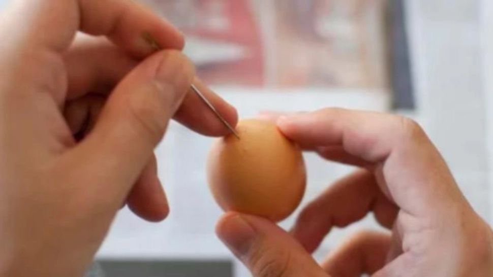 A înfipt un AC într-un ou, apoi l-a pus la fiert. Motivul? E trucul folosit de cei mai mari bucătari