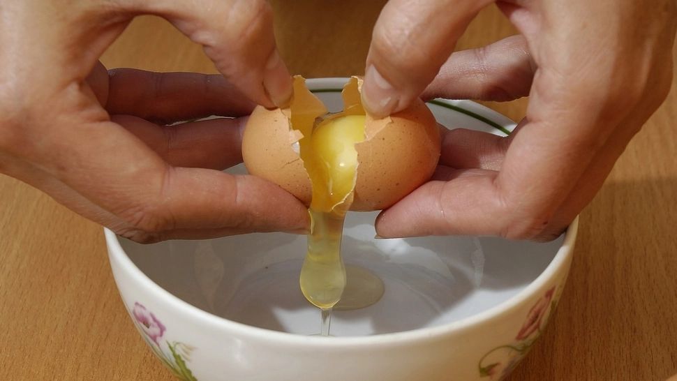 A spart un ou, iar înăuntru a găsit ceva incredibil: "Nu am mai văzut niciodată aşa ceva!"