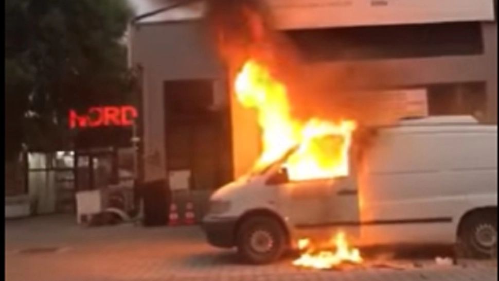 VIDEO Clipe de panică la Alexandria, o dubă a luat foc din senin 