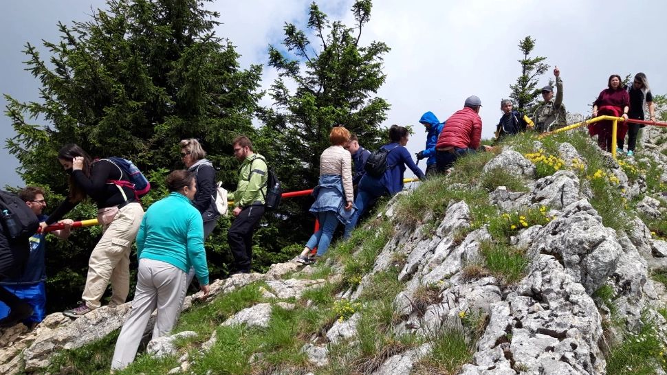 Avertisment al salvamontiștilor brașoveni: Muntele nu e bulevard, traseele sunt pline de "pantofari"