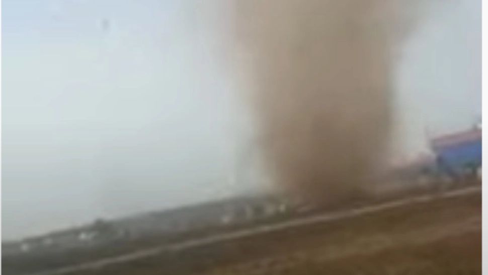 VIDEO Tornadă filmată lângă un mall din Ploiești