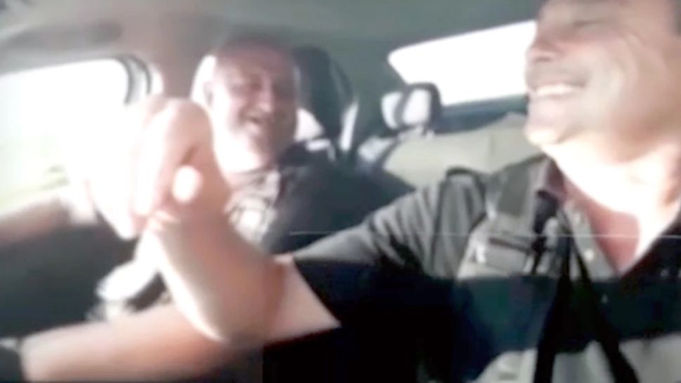 VIDEO Imagini virale, polițiști locali din Bârlad chiuie și se distrează pe ritmuri de manele, în mașină