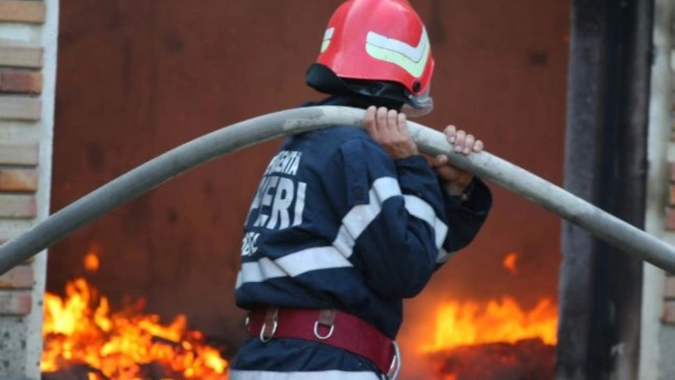 INCENDIU violent în Clejani, Giurgiu: 2 case, MISTUITE de flăcări