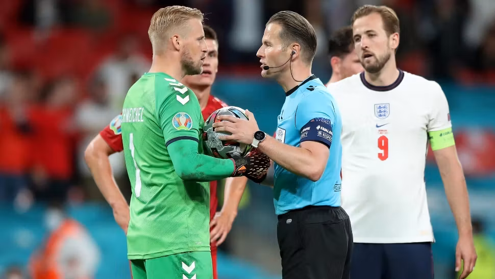 VIDEO | Cele mai importante reluări la penalty-ul controversat al Angliei! Ce au văzut arbitrii din camera VAR