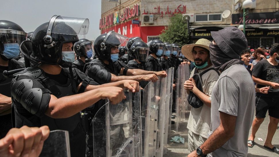 Premierul din Tunisia, DEMIS după ce protestatarii au scandat împotriva vaccinării. Parlamentul a fost SUSPENDAT