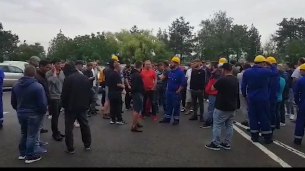 PROTEST la Petromidia după explozie: Muncitorii cer mărirea salariilor și mai multe zile de concediu VIDEO