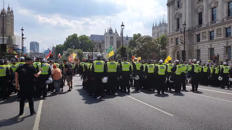 VIDEO Proteste violente în Marea Britanie față de vaccinare și restricțiile anti-Covid. Mai mulți manifestanți au fost reținuți