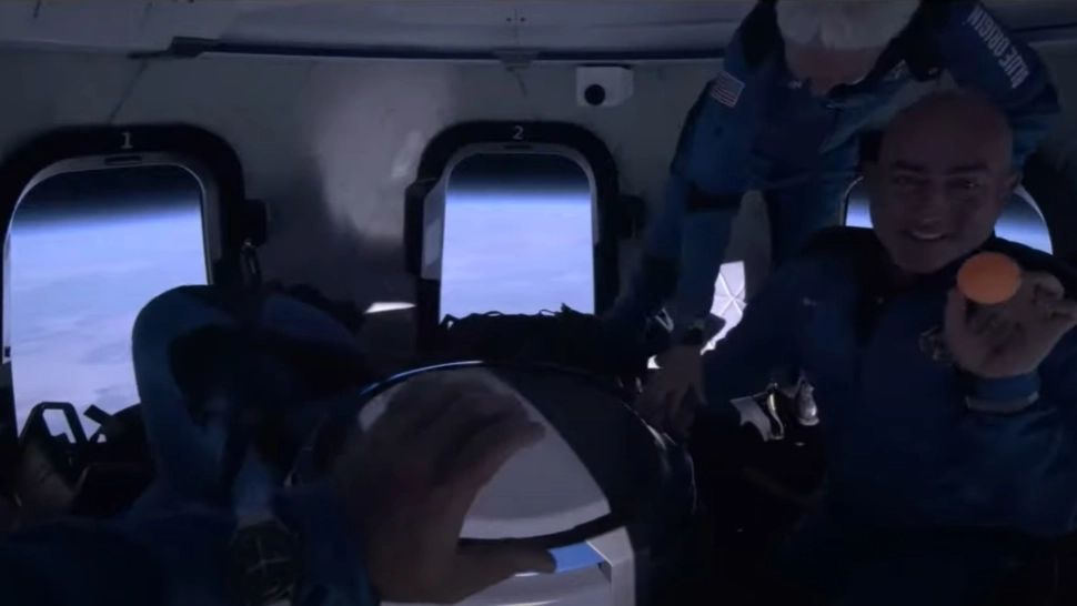 Primele imagini din racheta cu care a călătorit miliardarul Jeff Bezos în spațiu - Cum a reacționat echipajul în momentele de gravitație zero
