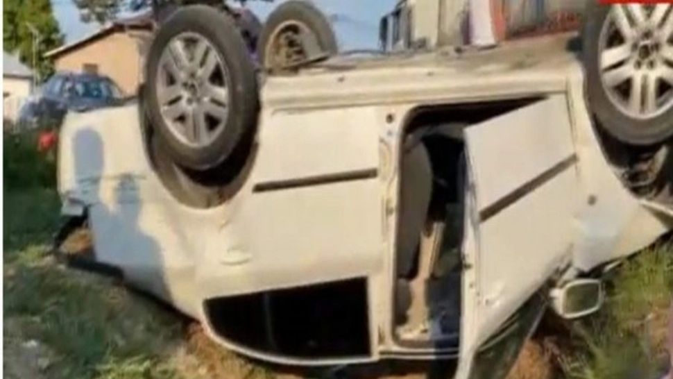Accident violent pe DN72. O mașină s-a răsturnat și a rămas cu roțile în sus