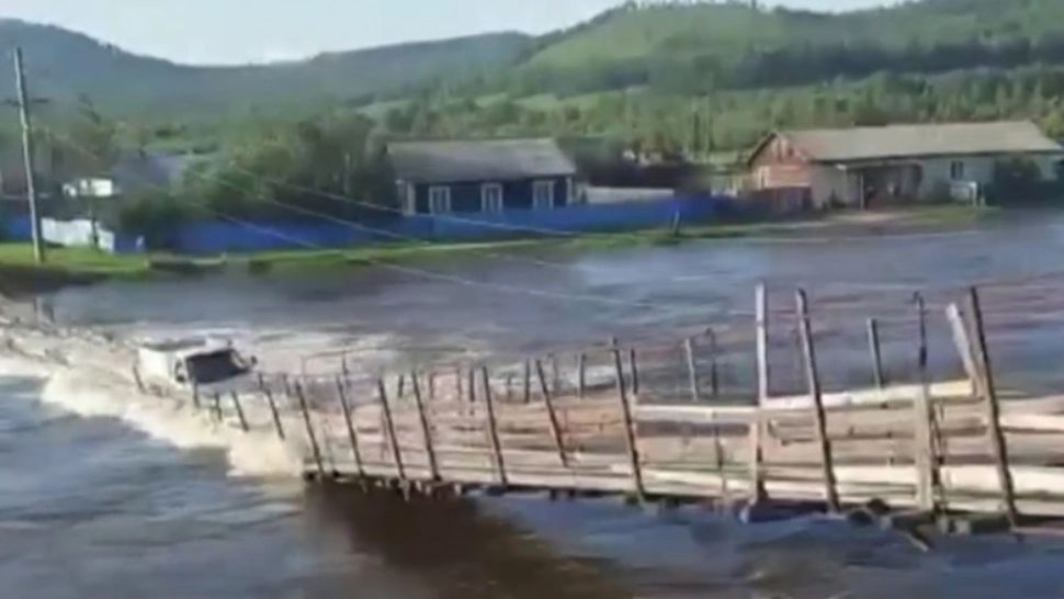 VIDEO - Momentul în care un pod se rupe sub greutatea unei mașini - Șoferul a supraviețuit miraculos