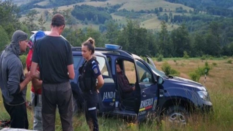 Turiști străini BLOCAȚI pe munte, SALVAȚI spectaculos de salvamontiștii din Caraș-Severin