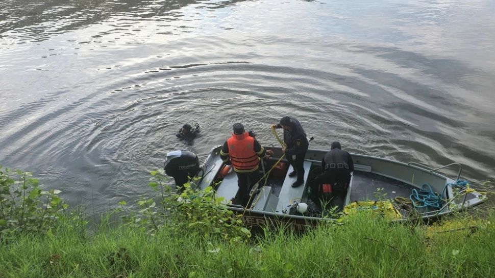 Trei bărbați au căzut cu mașina în Dunăre: unul s-a autoevacuat, ceilalți doi au MURIT