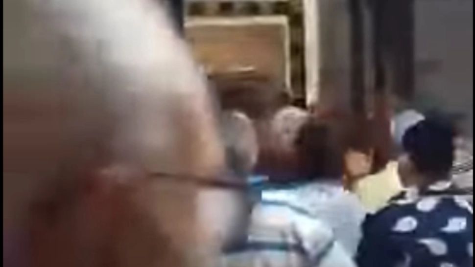 VIDEO Bătaie pe pui congelați la ofertă, clienții tratați pe principiul prinde cine poate 