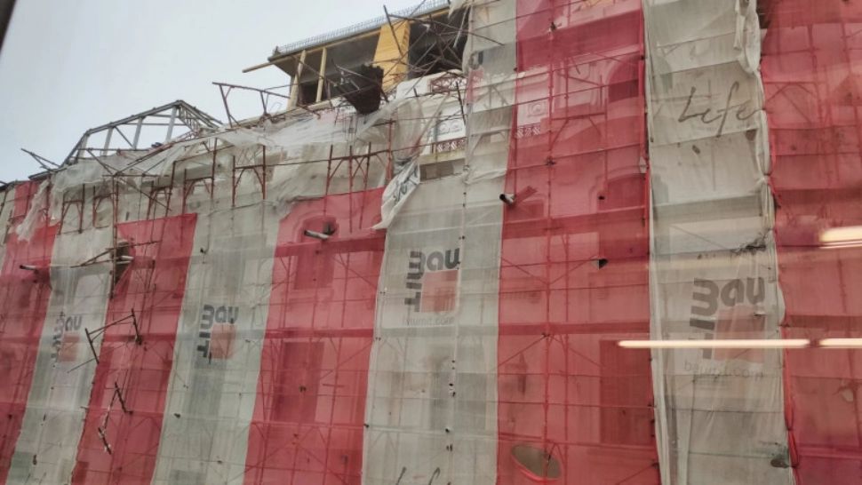 Incidente în lanț de la vijelia din Capitală: O schelă de pe un bloc s-a desprins parțial din cauza vântului