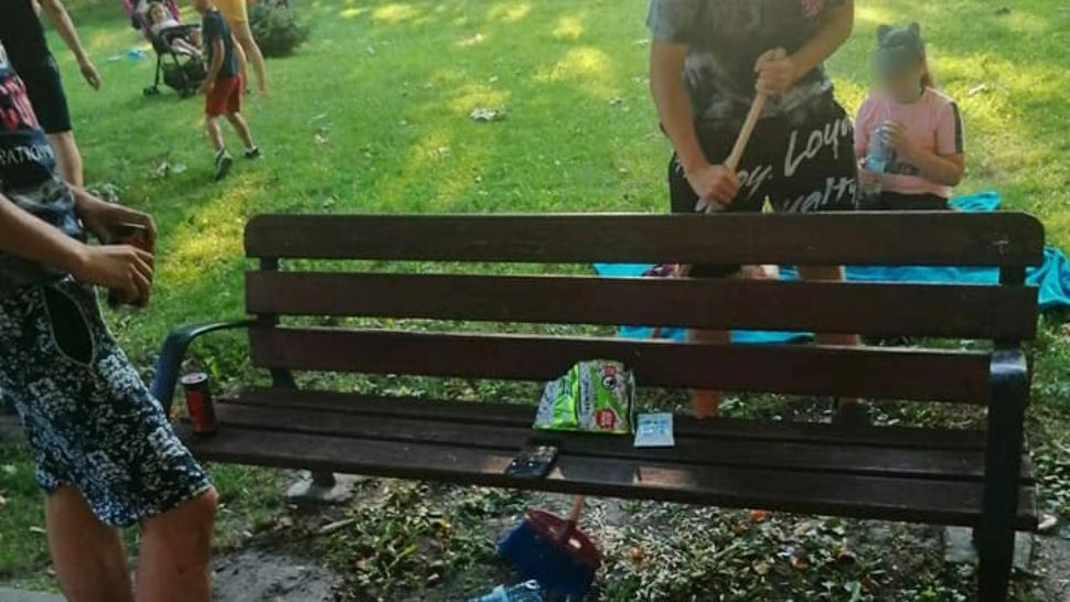 Cei care sparg semințe, puși de polițiști să măture cojile, în Bacău. Ce amenzi au primit - FOTO