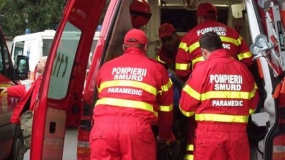 Fetiță, lovită de o mașină, în timp ce mergea pe trotuar