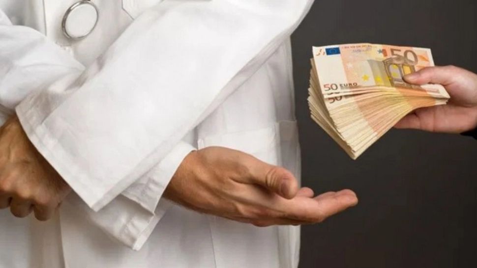 Un chirurg din Brașov, prins în flagrant când lua mită, după un mesaj pe o rețea de socializare