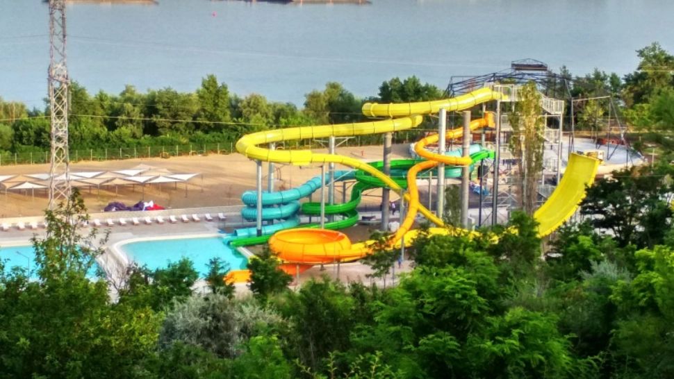 SUTE de oameni, ÎNGHESUIȚI la deschiderea unui ștrand din Galați, în plină pandemie - Accesul a fost RESTRICȚIONAT 