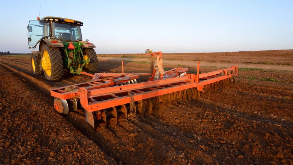 România, VÂNDUTĂ la bucată străinilor: Revolta fermierilor români care nu pot cumpăra pământ - Cât costă un HECTAR de teren