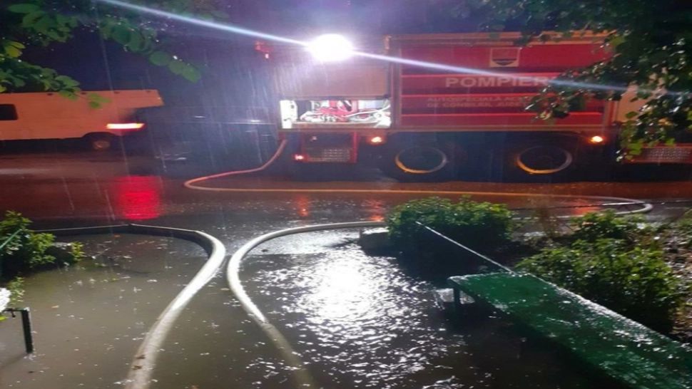 Dezastru, în Timiș, în urma furtunii: străzi inundate și copaci rupți. Cod ROȘU de vreme rea