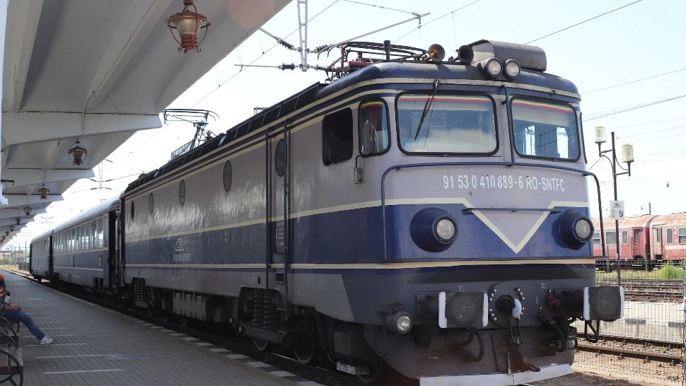 Călătorii care vor să meargă cu trenul către Otopeni vor putea plăti cu cardul în patru dintre trenurile CFR
