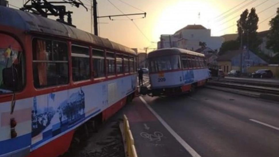Un tramvai a DERAIAT: o pasageră rănită a fost transportată la spital - Alţi doi călători au acuzat dureri, după ce s-au lovit în vagon