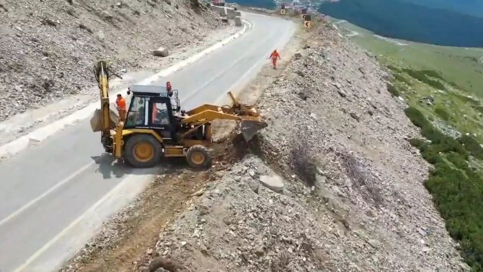 Avertisment pentru șoferi - Se lucrează pe Transalpina. Circulați cu mare atenție în acest zone!
