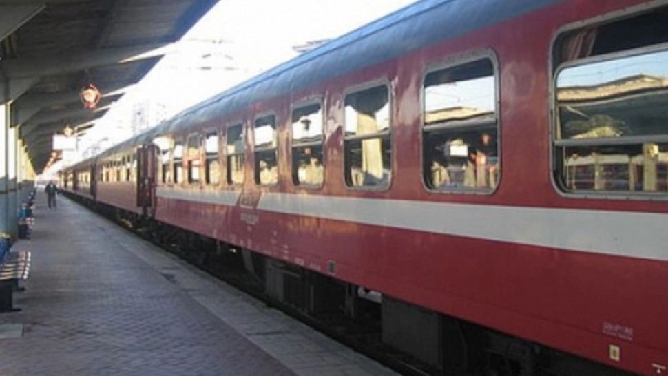 Trenul Craiova-București stă de 2 ore în câmp după ce una dintre locomotive s-a defectat! Printre pasageri sunt și mame cu copii