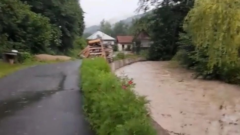 Viitură în Apuseni. Momentul umflării apei, surprins de un localnic - VIDEO