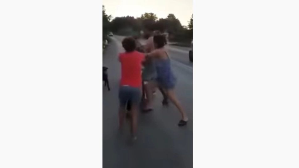 Un bărbat a fost BĂTUT în plină stradă de mai mulţi localnici - Martorii filmau