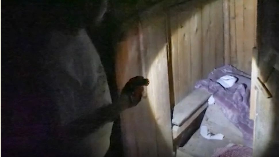 Caz revoltător, în Vrancea: 2 copii s-au ascuns într-o toaletă de frica bătăilor și a certurilor de acasă. Reacția halucinantă a rudelor 