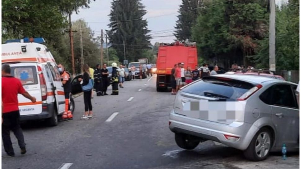Două mașini s-au ciocnit, într-o comună din Argeș. Una a ricoșat într-un alt autovehicul: 4 victime, între care 3 pietoni