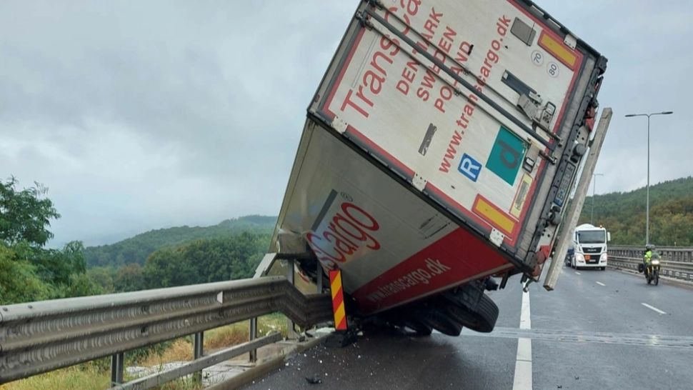 Un TIR plin cu cărucioare pentru cumpărături, răsturnat pe A1 - Trafic restricționat