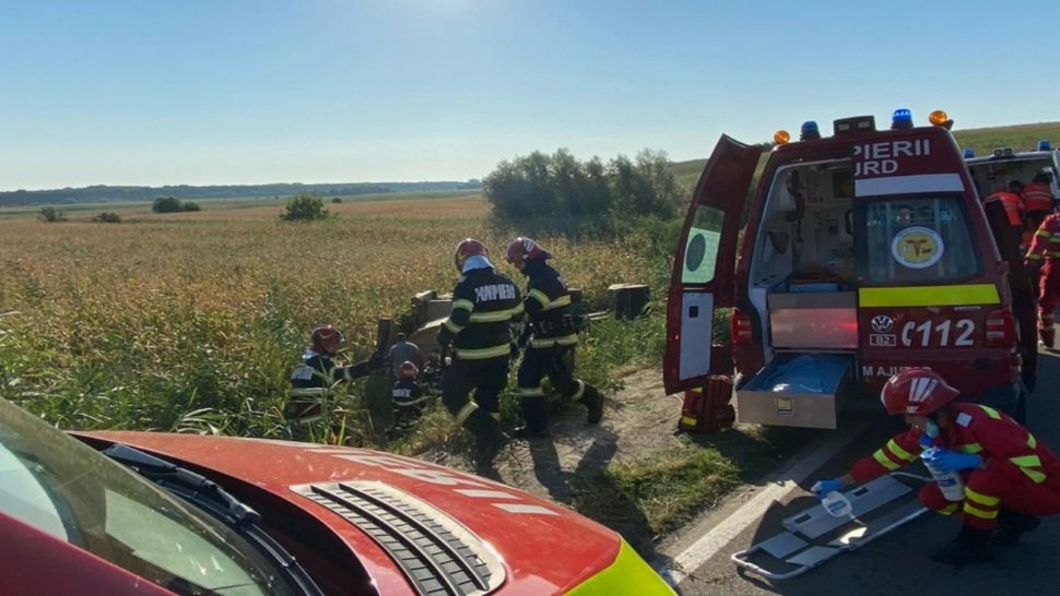 FOTO Doi răniți după ce un buldoexcavator s-a răsturnat pe un drum județean din Tulcea