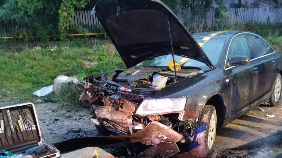 Un șofer beat a intrat cu mașina într-un cap de pod! 4 persoane au ajuns la spital