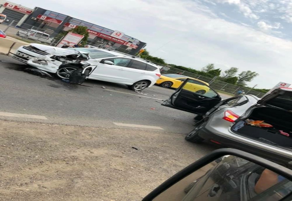 Un copil de doar 2 ani, rănit în urma unui accident violent la ieșirea din Galați. Patru mașini implicate - FOTO