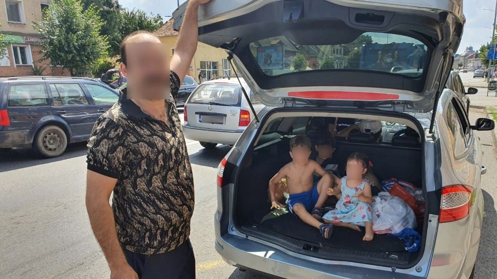 Inconştiență totală! Șofer tras pe dreapta, cu trei copii în portbagaj