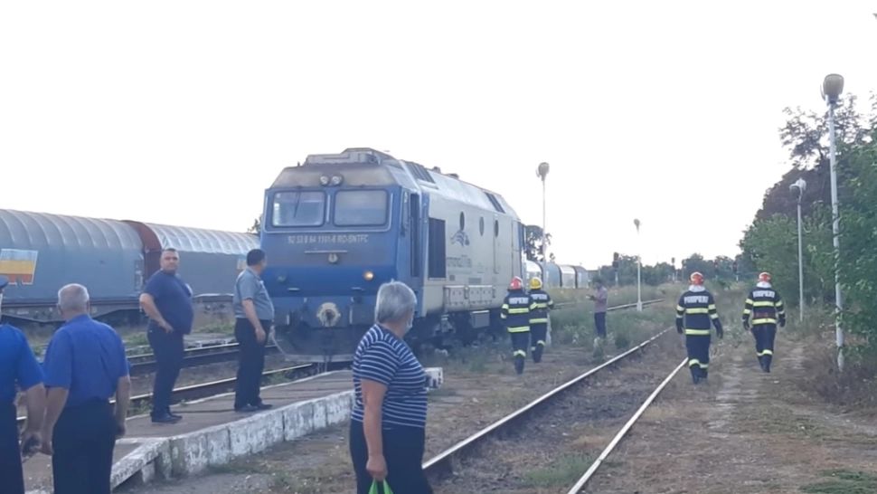 FOTO | VIDEO Locomotiva unui tren de pe ruta București - Pitești a luat FOC. Momente de groază pentru călători