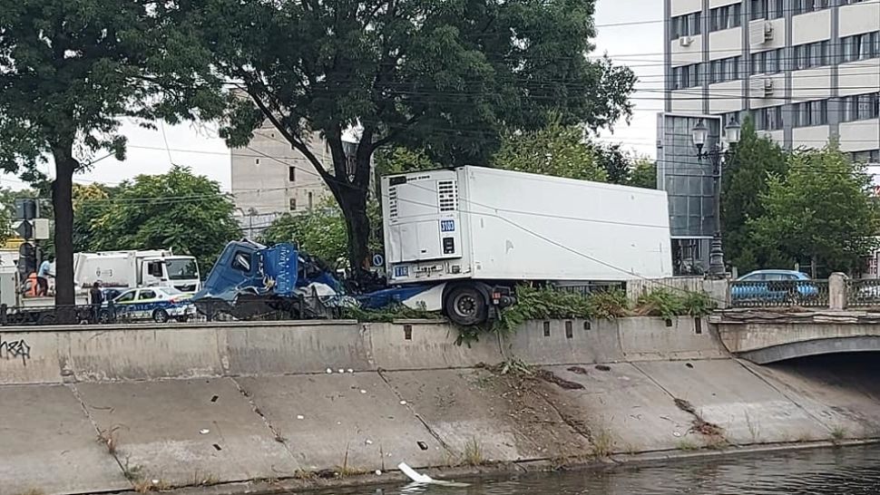 Un TIR, la un pas să cadă în Dâmbovița, după ce șoferul a adormit la volan. PERICOL: Scurgeri de carburant pe șosea