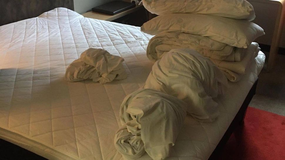 Această POZĂ făcută într-o cameră de HOTEL a șocat. DETALIUL incredibil care a inflamat